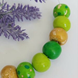 Colier handmade cu mărgele verzi și accente aurii