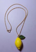 Colier handmade cu lămâie realistă – Pandantiv unicat din lut polimeric