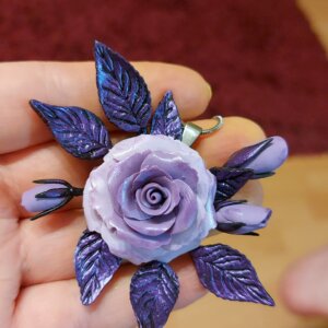 Colier handmade Trandafiri mov