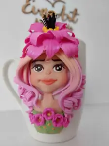Cană handmade cu figurină boho, fată par roz cu floare de cactus roz în păr, stil vesel și creativ , cana de colectie