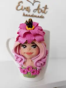 Cană handmade cu figurină boho, fată par roz cu floare de cactus roz în păr, stil vesel și creativ, eva art