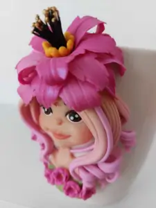 Cană handmade cu figurină boho, fată par roz cu floare de cactus roz în păr, stil vesel și creativ, colectie