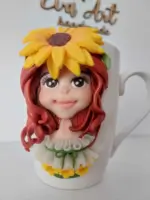 Cană handmade cu figurină de fată roșcată și floarea-soarelui, design inspirat din natură,colectie