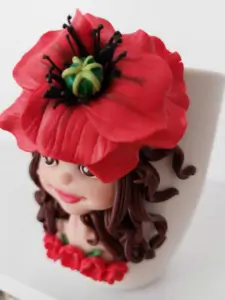 Cană decorată manual cu fată brunetă și floare mac roșu, design romantic floral detaliu floare