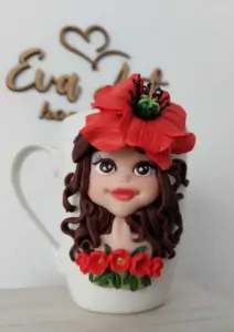 Cană decorată manual cu fată brunetă și floare mac roșu, design romantic floral evaart
