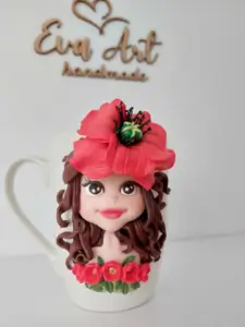 Cană decorată manual cu fată brunetă și floare mac roșu, design romantic floral, cana decolectie