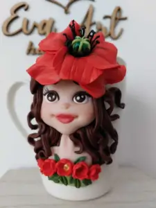 Cană decorată manual cu fată brunetă și floare mac roșu, design romantic floral