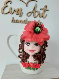Cană decorată manual cu fată brunetă și floare mac roșu, design romantic floral cana de colectie cu floare