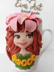 Cană artistică handmade cu fată cu păr castaniu și coroniță din flori roz și galbene