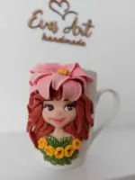 Cană artistică handmade cu fată cu păr castaniu și coroniță din flori roz și galbene evaaart