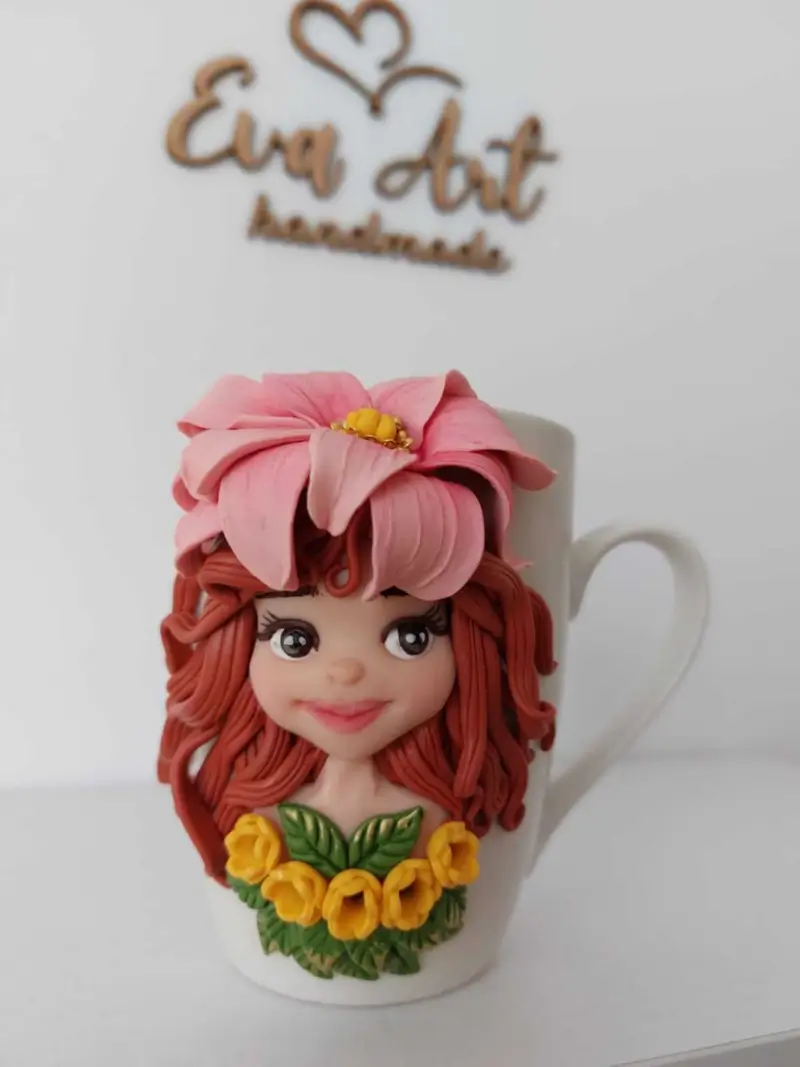 Cană artistică handmade cu fată cu păr castaniu și coroniță din flori roz și galbene evaaart
