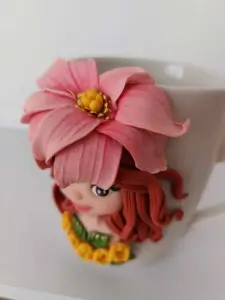 Cană artistică handmade cu fată cu păr castaniu și coroniță din flori roz și galbene colectie