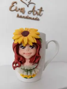 Cană handmade cu figurină de fată roșcată și floarea-soarelui, design inspirat din natură