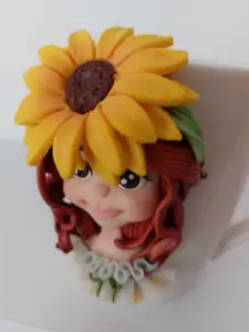 Cană handmade cu figurină de fată roșcată și floarea-soarelui, design inspirat din natură, evaart