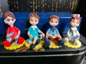 figurine mot baieti