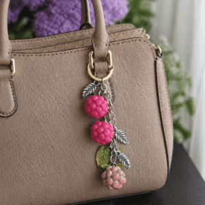 Breloc de geantă tip charm - zmeura