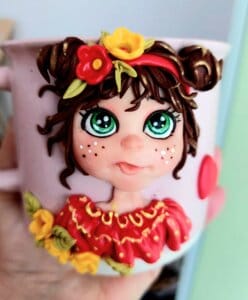 Cană de colecție Evamia – Floriné | cană handmade unicat cu păpușă decorativă, artă simbolică din lut polimeric