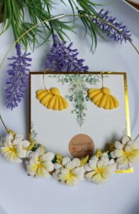 set-cercei-galbeni-si-colier-cu-floari-albe-handmade