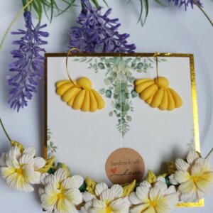 set-cercei-galbeni-si-colier-cu-floari-albe-handmade