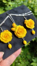 set colier si cercei cu trandafiri galbeni handmade