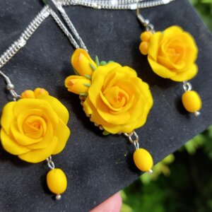 set colier si cercei cu trandafiri galbeni handmade
