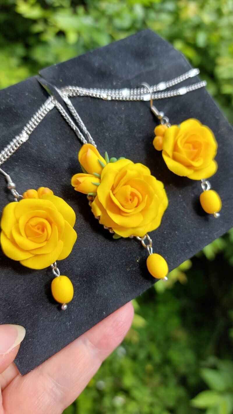 set colier si cercei cu trandafiri galbeni handmade