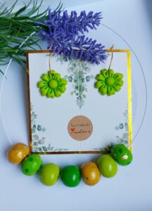 Colier handmade cu mărgele verzi și accente aurii si ceercei verzi