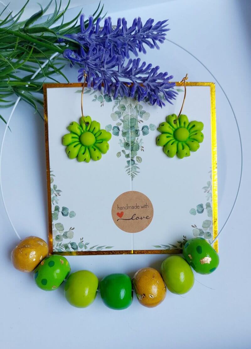 Colier handmade cu mărgele verzi și accente aurii si ceercei verzi